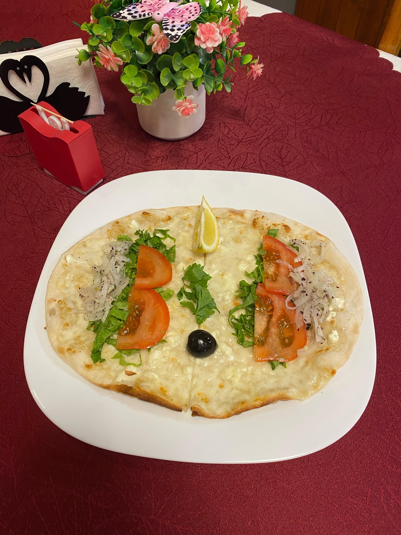 Традиционен хляб с топено сирене и домати