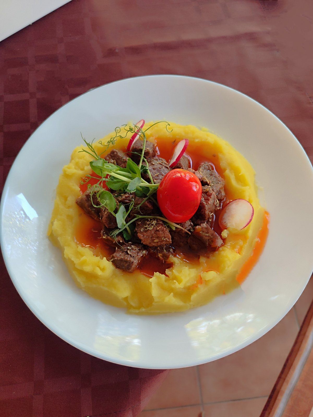 Телешко месо върху картофено пюре