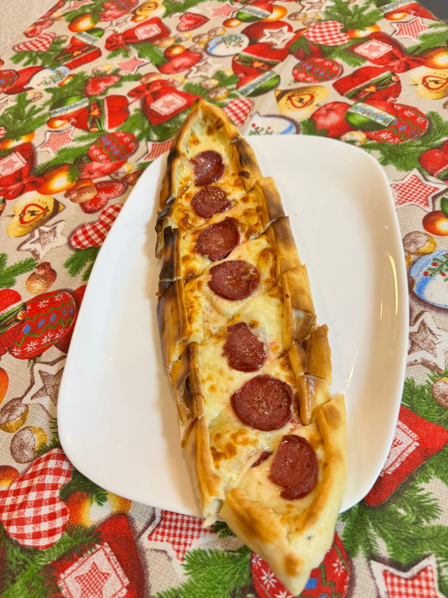 Турски пиде с луканка и кашкавал